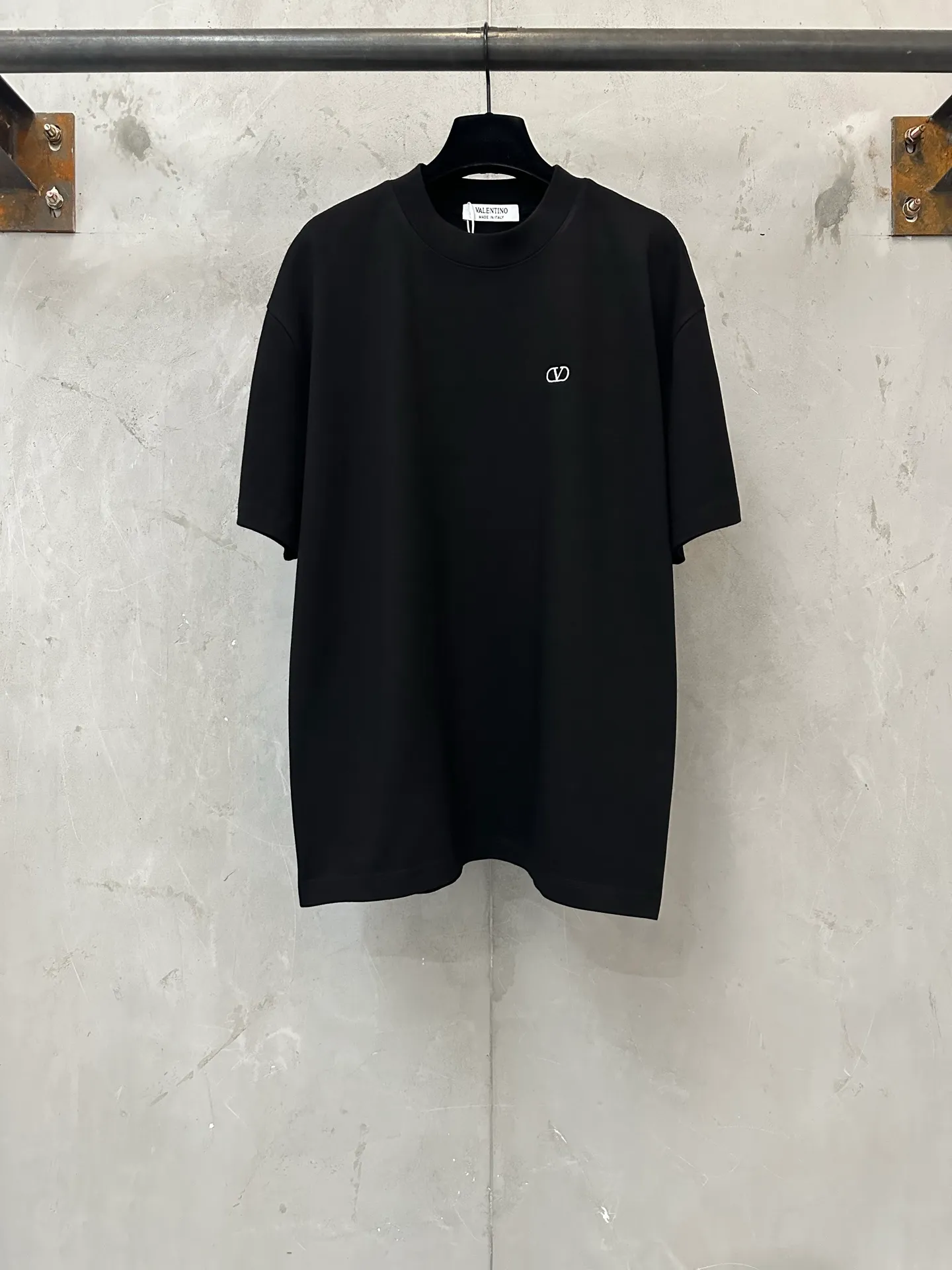 Summer New Arrival heavyweight 400g short-sleeved VALENTINO 2ss small logo embroidered short-sleeved T-shirt Fabric: Made of high-definition super heavyweight cotton double yarn compact Xinjiang cotton, weight 400g, with 2*2 Salona rib 420g, clean cloth surface, clear cloth texture, tight feel, stiff, high color fastness, no shape change, no Color Change, custom hardware, thread, accessories Matching version, men and women, Same Style -Color: Black White Blue -Size: XS S M L XL